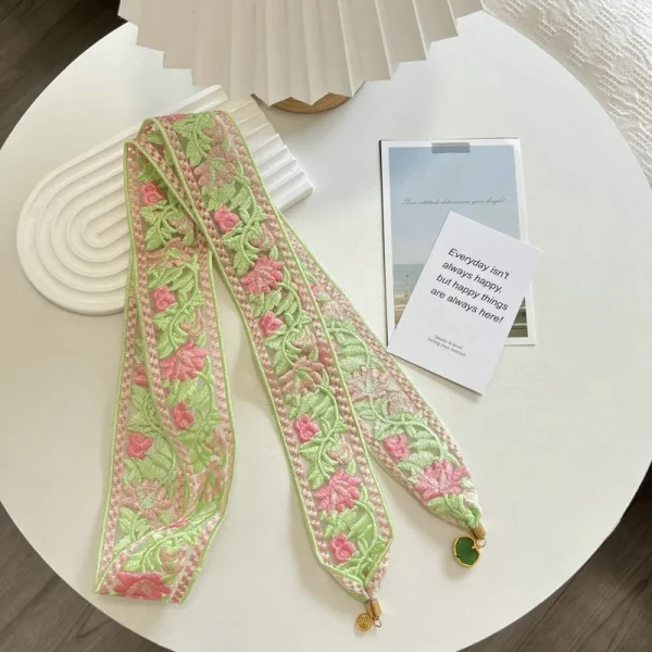 شرائط مطرزة على الحواف تستخدم كربطة انيقة للشنط