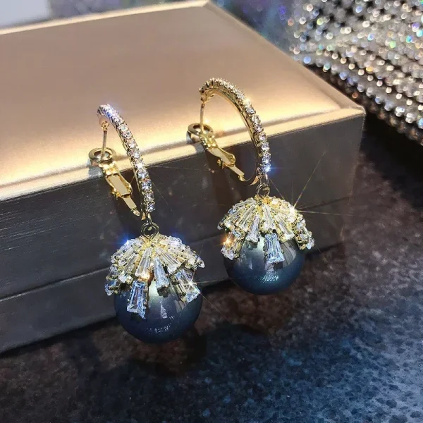 اقراط متنوعط على شكل قلب أحمر ولؤلؤ