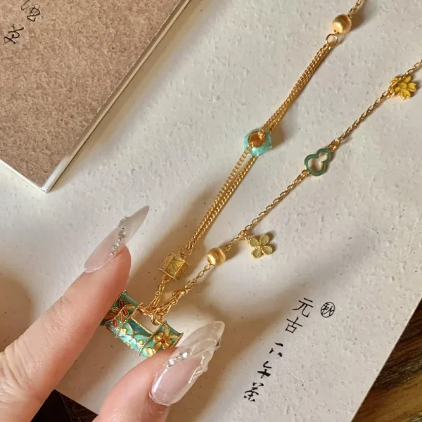 عقد بأسلوب القصور العتيقة مع قلادة حقيبة مزخرفة بالزهور