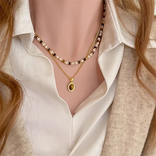 عقد نسائي بخرز زجاجي ملون مع تعليقة على شكل قلب، مزين بحجر بني عتيق