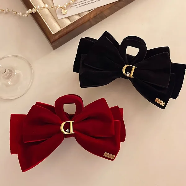 مشابك شعر مخملية على شكل فراشة