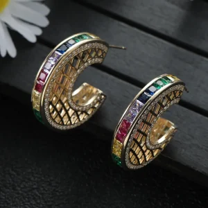 أقراط نسائية على شكل حرف C مزينة بزركون ملوّن، بتصميم مجوّف ومرصّعة بالأحجار