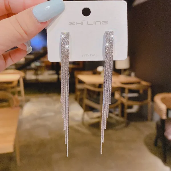 S79e8351a929c48adbe97b2f99a4a76f26.webp اقراط متنوعة ومنها على شكل خيل