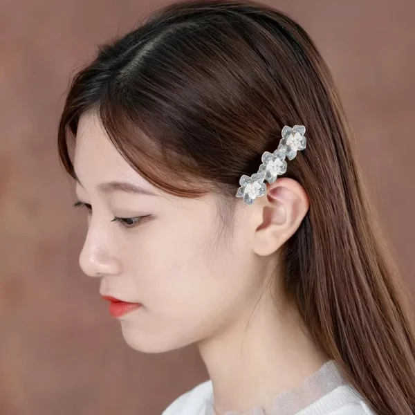 مشبك شعر باللون الأزرق الباهت على شكل زهرة