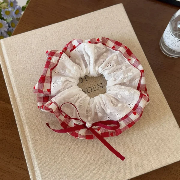 رباط شعر مطبوع بنقشة مربعات حمراء على شكل قلب