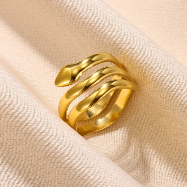 خواتم ذهبية على شكل أفعى