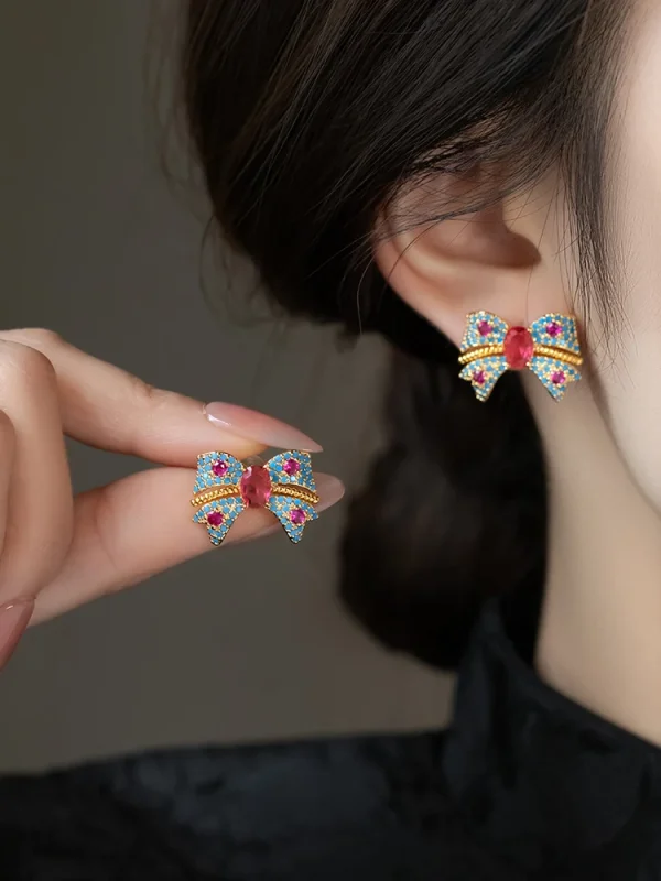 اقراط على شكل فيونكة ملونة