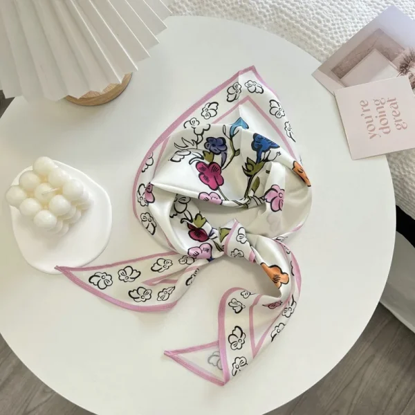 وشاح حريري صغير بنقشة الغابة، يمكن استخدامه كربطة شعر أو وشاح احترافي للتزيين أو ربطة حقيبة أو ربطة مثلثة.