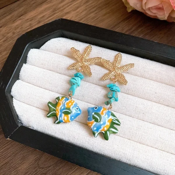 أقراط متدلية على شكل سمكة مزينة بالخرز