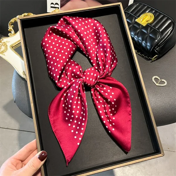 وشاح مربع فاخر بنقشة البولكا، مصنوع من الساتان الناعم،  يمكن استخدامه كبندانة أو ربطة أو وشاح للرقبة أو الحقيبة.