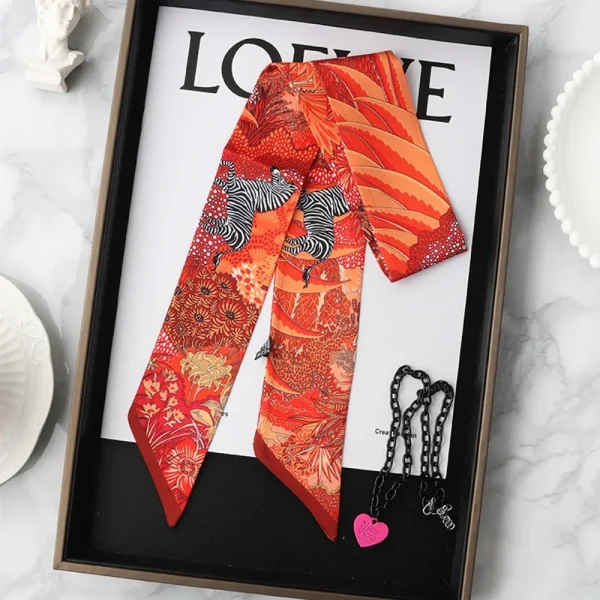 وشاح بتصميم “حديقة الحصان السرية” مصنوع من حرير التويل الفاخر  .