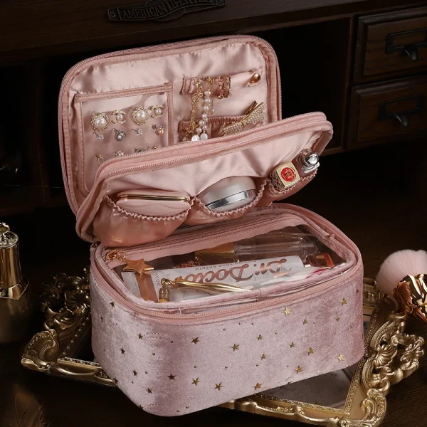 حقيبة أدوات تجميل أنيقة للنساء.