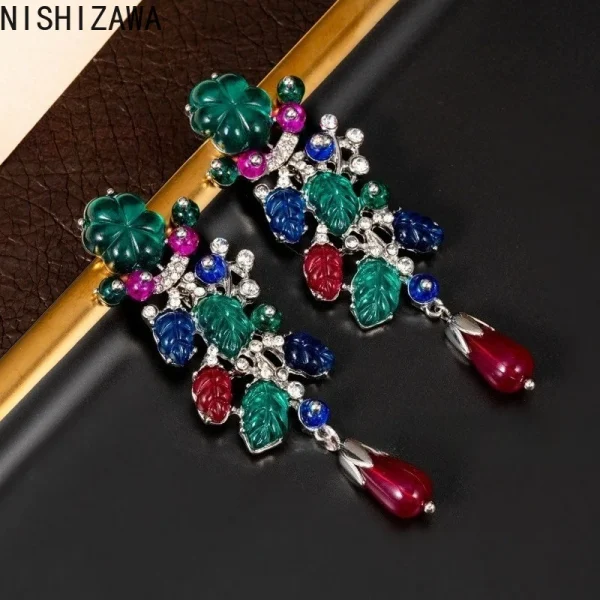 أقراط فاخرة من NISHIZAWA بتصميم فواكة وورق اخضر