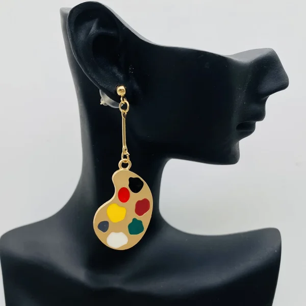 أقراط على شكل قلم وكتب