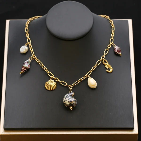 عقد ذهبي أنيق بأحجار بيضاء مزخرفة باللون الازرق البحري