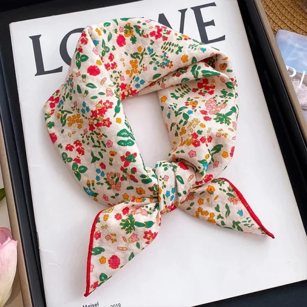 وشاح نسائي صغير مربع بحجم 60 سم، بأسلوب عصري ومنعش باللون الأزرق  مصنوع من  القطن والكتان، بطبعة زهور، للرقبة."