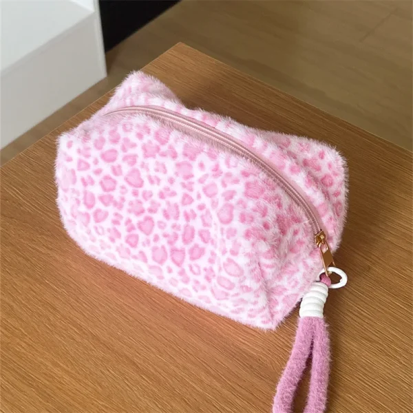 S8cc892280a124f8f8d9dd09adb8e71a2b.webp حقيبة مكياج من الصوف والأزهار الملونة