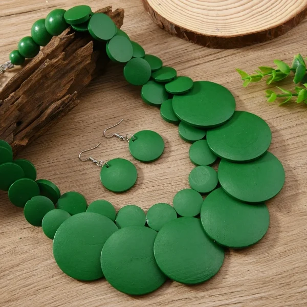 مجوهرات أفريقية بأسلوب بوهو – عقد وأقراط من خرز خشبي ملوّن