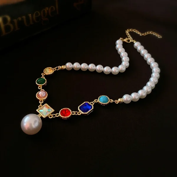 عقد أنيق من الؤلؤ والكريستال الملون