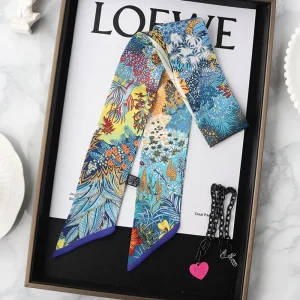 وشاح بتصميم “حديقة الحصان السرية” مصنوع من حرير التويل الفاخر  .