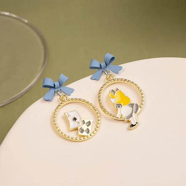 أقراط كرتونية الفتاة والتفاحة