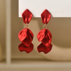 أقراط بتصميم فخم خفيف بلمسة مطفية على شكل بتلات