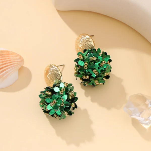 أقراط متدلية دائرية مزينة بالخرز