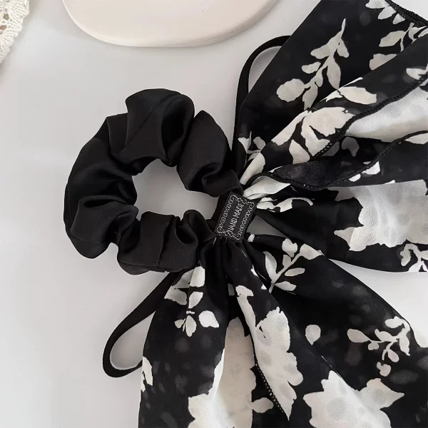 ربطة شعر على شكل فيونكه أنيقه