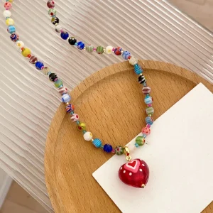 عقد نسائي بخرز زجاجي ملون مع تعليقة على شكل قلب، مزين بحجر بني عتيق