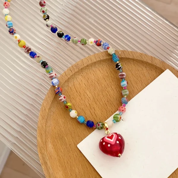 عقد نسائي بخرز زجاجي ملون مع تعليقة على شكل قلب، مزين بحجر بني عتيق