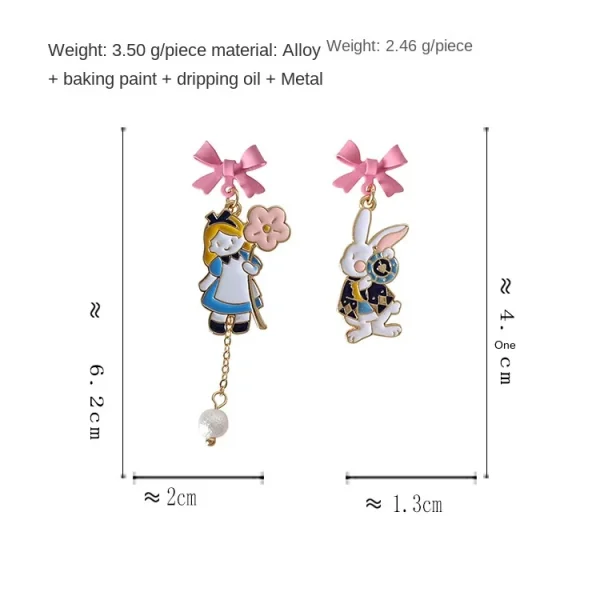 أقراط مستوحاة من أليس في بلاد العجائب