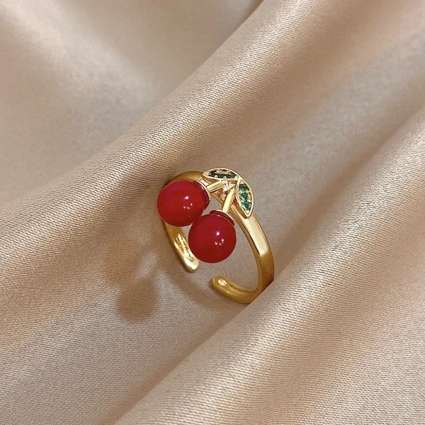 خواتم ذهبية على شكل كرز وفراولة