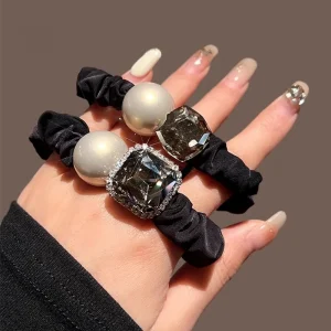 ربطة شعر أنيقة مزينة باللؤلؤ مع حجر مربع لامع من الكريستال