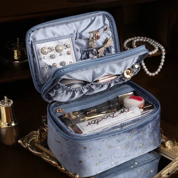 حقيبة أدوات تجميل أنيقة للنساء.