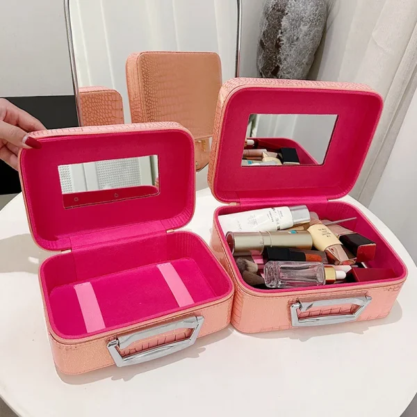 S98b6628e80da4d10a1783406a51edd7ep.webp حقيبة مكياج محمولة للسيدات، بسعة كبيرة وملمس لامع، مناسبة للسفر