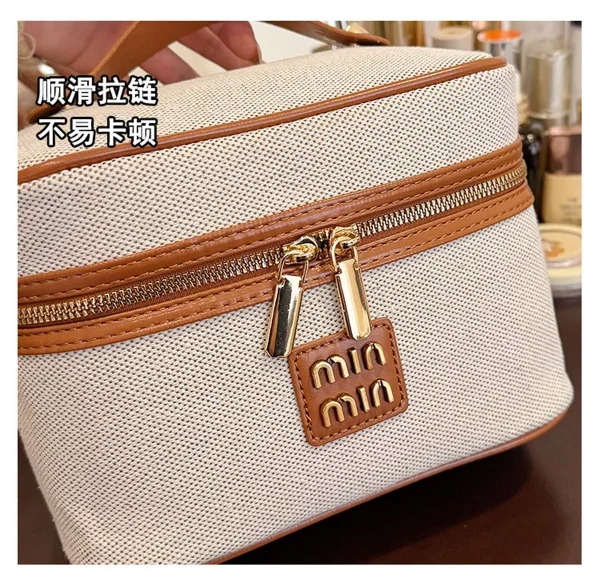 حقيبة أدوات تجميل فاخرة بمعايير معدنية عالية الجودة وقماش فاخر.