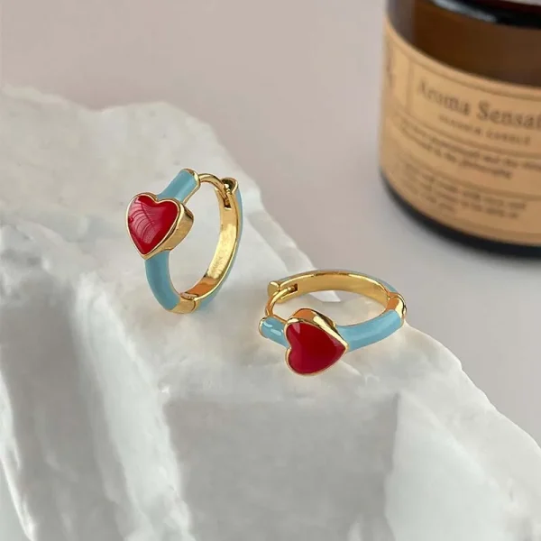 أقراط دائرية صغيرة على شكل قلب باللون الأحمر