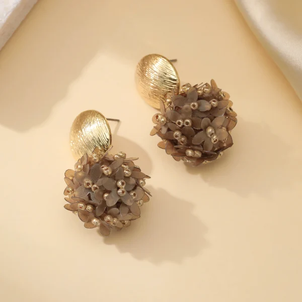 أقراط متدلية دائرية مزينة بالخرز