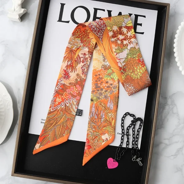 وشاح بتصميم “حديقة الحصان السرية” مصنوع من حرير التويل الفاخر  .