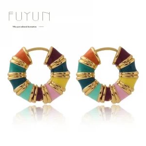 أقراط دائرية أنيقة مطلية بالمينا