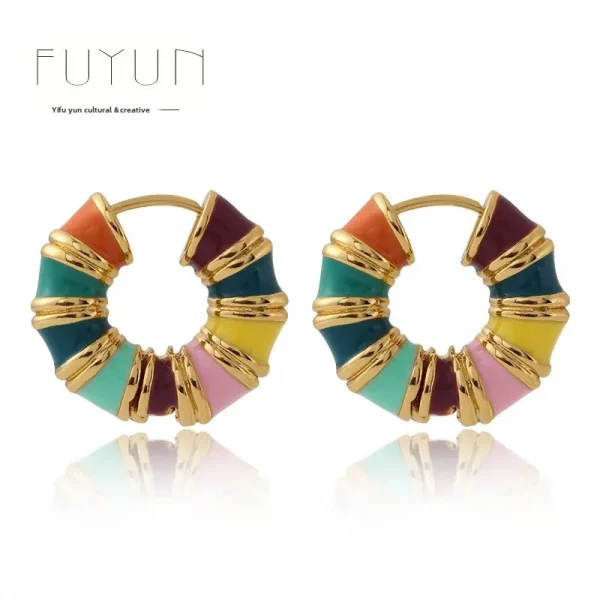 أقراط دائرية أنيقة مطلية بالمينا