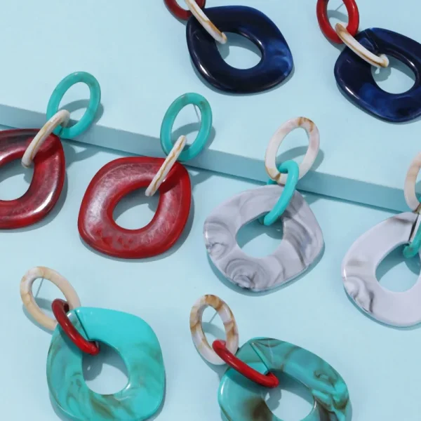 أقراط نسائية مميزة من الأكريليك، بتصميم هندسي طويل ومتدلي