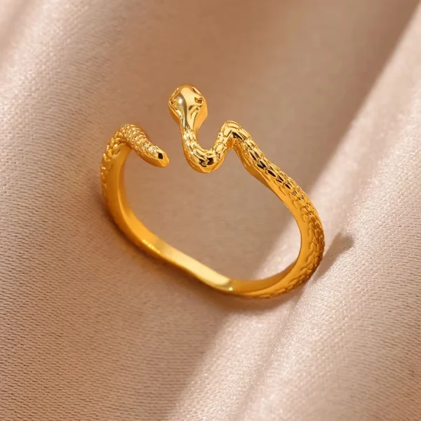 خواتم ذهبية على شكل أفعى
