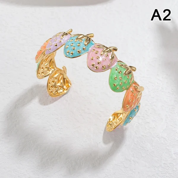 اساور انيقة على شكل كرز وفراولة