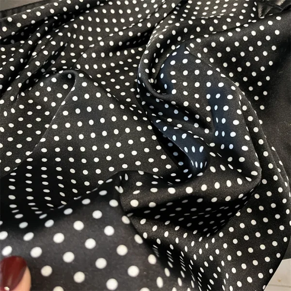 وشاح مربع فاخر بنقشة البولكا، مصنوع من الساتان الناعم،  يمكن استخدامه كبندانة أو ربطة أو وشاح للرقبة أو الحقيبة.