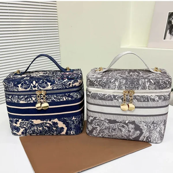 حقيبة تجميل مطرّزة بتصميم عصري