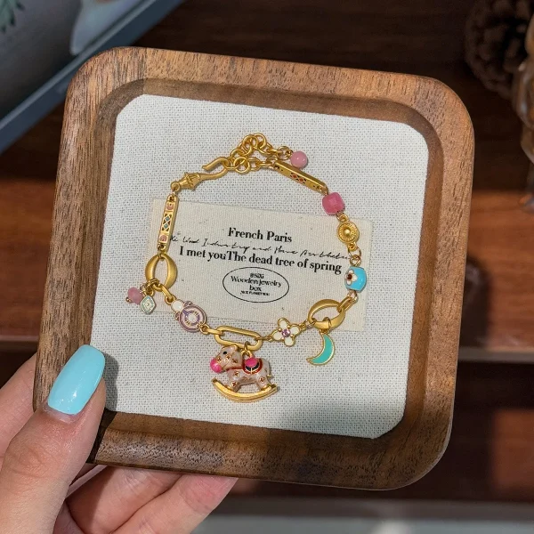 سوار نسائي فاخر من النحاس مزين بالمينا الملونة بتقنية قطرة الزيت مع زهرة القمر والحصان الخشبي وكريستال بنفسجي، تصميم عتيق.