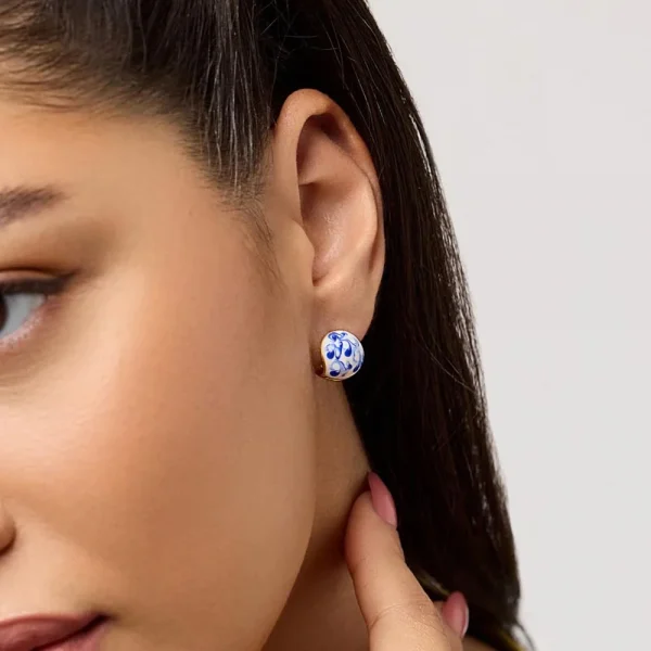 أقراط نسائية مزينة بخرز دائري وزهرة مطلية بالمينا باللونين الأبيض والأزرق