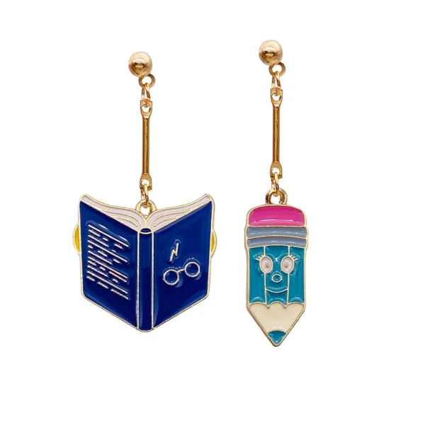 أقراط على شكل قلم وكتب