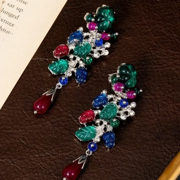 أقراط فاخرة من NISHIZAWA بتصميم فواكة وورق اخضر